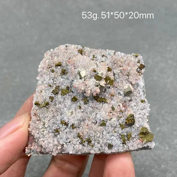 Проба на минерален камък с симбиоза на кристали природен договор и халькопирита