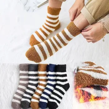 1 чифт атрактивни нови горещи распродажных мъжки зимни коралови плюшени утолщенных топли подови чорапи със средна тръба в лента за мъжките чорапи за коледни подаръци