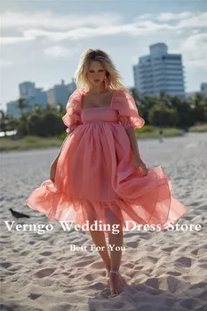 Verngo Коралови рокли от органза линия на бала с къс ръкав без презрамки чаена дължина е Просто един коктейл рокля за парти с Плажна рокля за срещата на завършилите