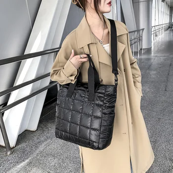 Луксозни дизайнерски памучни дамски чанти 2021 Хит на Зимата с Голям Капацитет Надолу Чанта На рамото Дамски Ежедневни Найлон стеганая чанта-кофа