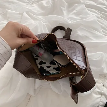 Нови семпли чанти за рамо за жени от изкуствена кожа Чанта през рамо за момичета Реколта чанти Дизайнерски Ежедневни скитници, Женски обикновена чанта