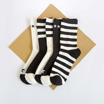 DaiShana 5 чифта бели на черни женски чорапи на райета в обикновен спортен стил Чорапи Harajuku Чорапи до глезена Памучни дамски модни забавни чорапи